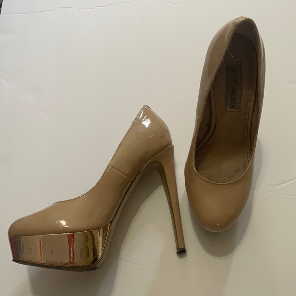 Nude heels with bronze accent